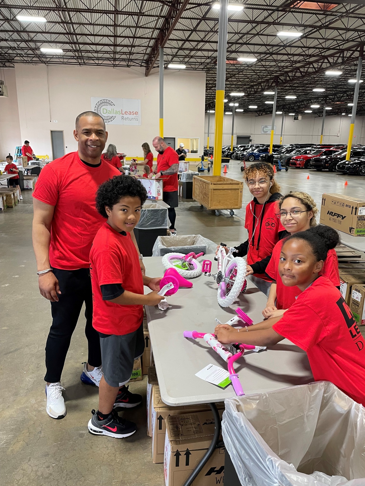 D&M Leasing volunteers at the Dallas Bike Build